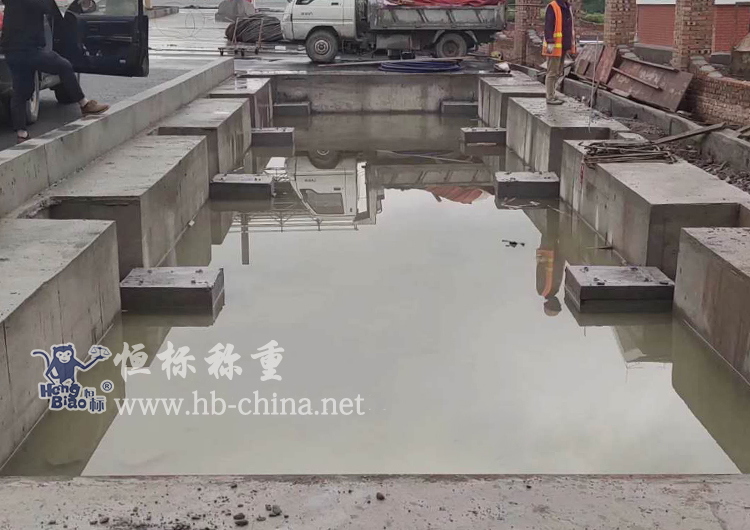 地磅泡水 \